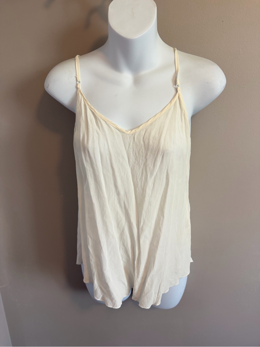 Wilfred Cream 100% Silk Adjustable Strap V-Neck Camisole Size S